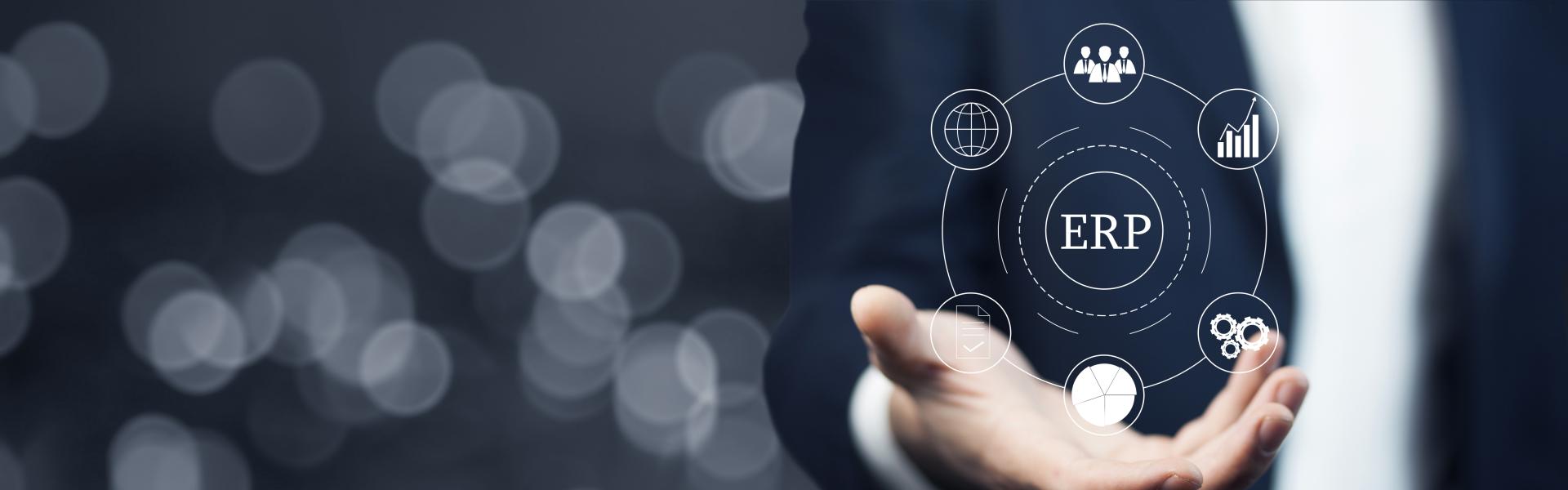 Homme d'affaires avec un logo ERP dans la main