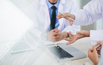 Docteurs devant un ordinateur portable